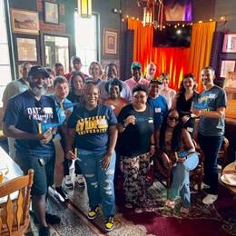 A group of WUV alumni and students celebrating Homecoming from Charlotte, North Carolina