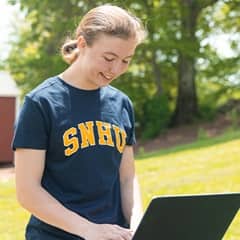 wuv student Kayla Stoll studying online while outdoors.